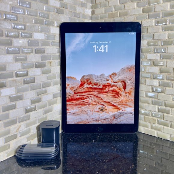 Apple iPad 5th Gen 128GB Wi-Fi 9.7in Space Gray w/ iOS 16 Installed - Picture 3 of 6